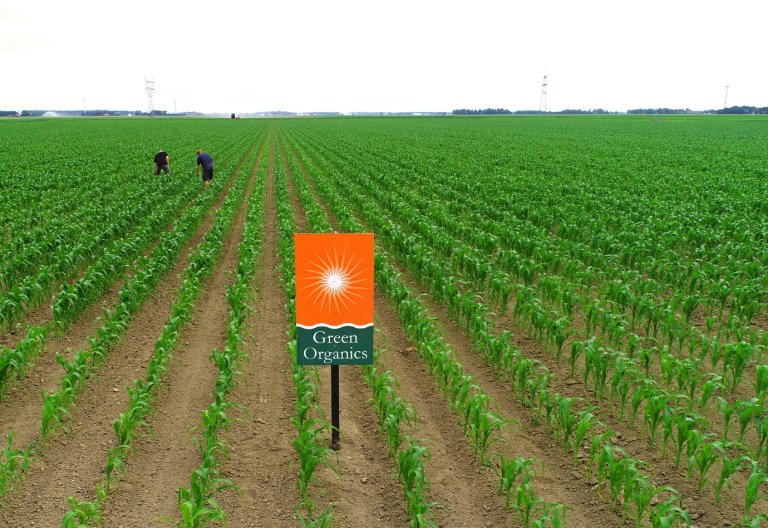 Een bord van Green Organics op een akker